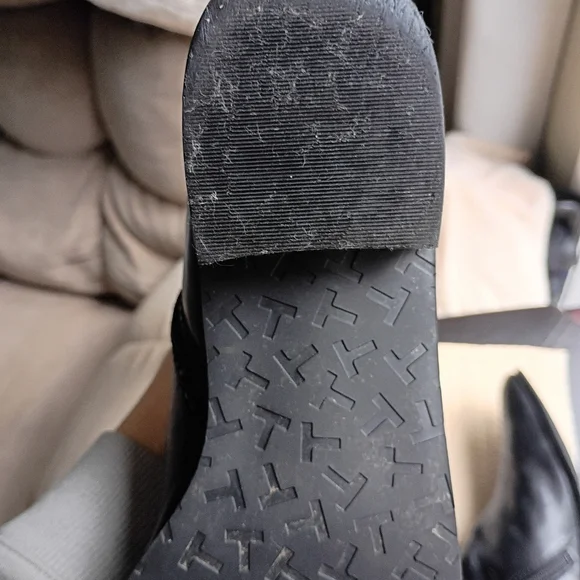 Tahari RUPERT Black Leather Upper Shoes.New Condition - Picture 6 of 9